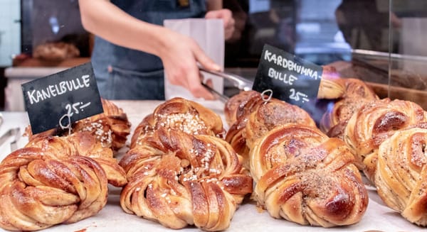 Kanelbollens dag, czyli Dzień Cynamonowej Bułeczki (4.10) 😋 Poznaj jego historię i urocze bułeczkowe wyrażenia po norwesku 🇳🇴